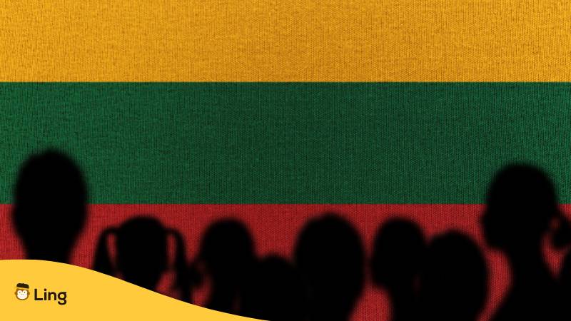 Silhouette Menschen mit litauischer Flagge. Entdecke die atemberaubende Geschichte der litauischen Sprache, mit unserem faszinierender Leitfaden!
