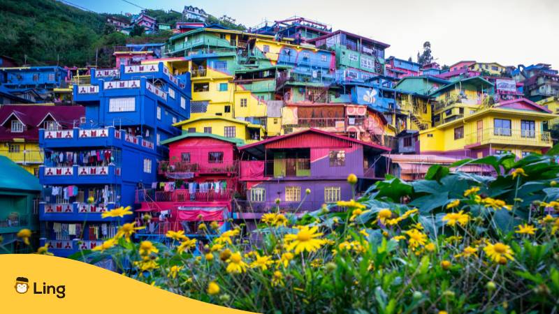 Bunte Filipino Häuser am Hang. Lerne die 3 besten Methoden, um Farben auf Tagalog zu lernen!
