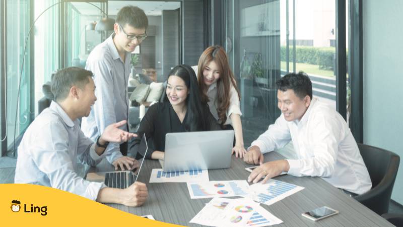 Asia Business Team Meeting Diskussion.  Entdecke diesen einfachen Leitfaden zur Thai Arbeitskultur in Thailand, um in dem Land des Lächelns beruflich durchzustarten!