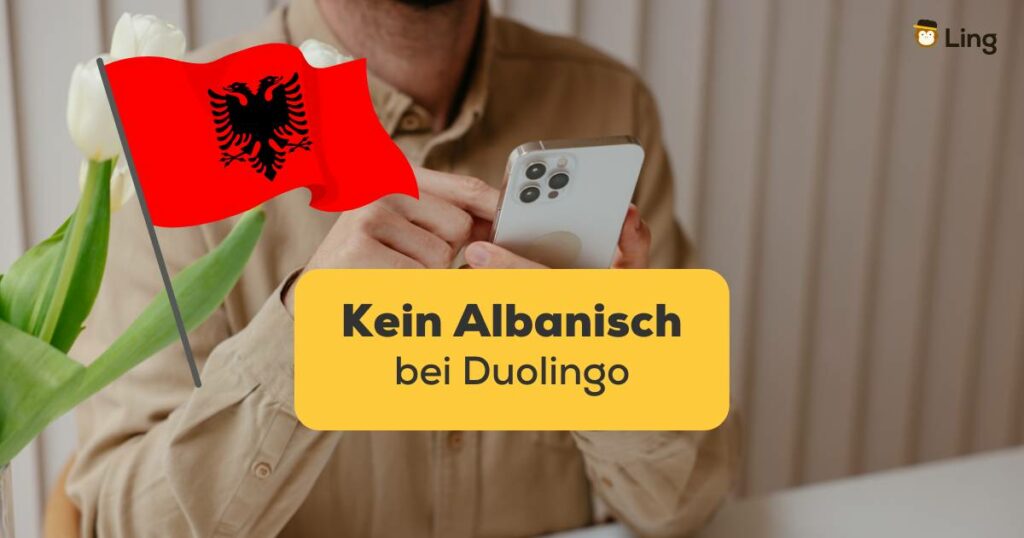 Mann hat Handy in der Hand und wundert sich warum es kein Albanisch bei Duolingo gibt, aber es gibt zwei wunderbare Alternativen und er lernt Albanisch mit der Ling-App