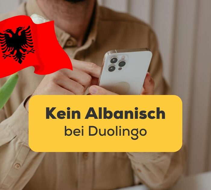 Mann hat Handy in der Hand und wundert sich warum es kein Albanisch bei Duolingo gibt, aber es gibt zwei wunderbare Alternativen und er lernt Albanisch mit der Ling-App