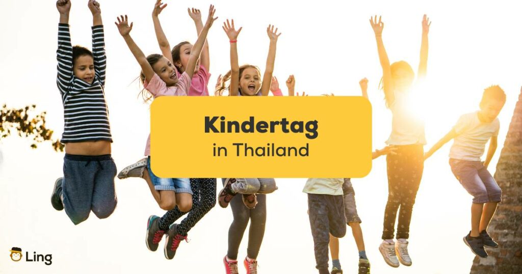 Happy Kids springen voll Freude am Kindertag in Thailand in die Luft. Erfahre alles über den Kindertag in Thailand mit der Ling-App!