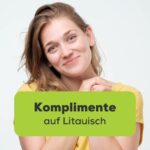 Zufriedene litauische Frau mit breitem Lächeln, die sich über Komplimente von Freunden freut. Lerne über 13 faszinierende Komplimente auf Litauisch mit Ling!