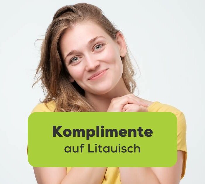 Zufriedene litauische Frau mit breitem Lächeln, die sich über Komplimente von Freunden freut. Lerne über 13 faszinierende Komplimente auf Litauisch mit Ling!