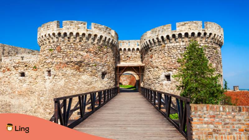 Festung Kalemegdan in der Stadt Belgrad, Serbien. Erfahre 8 aufregende Dinge, die du beim Reisen in Serbien wissen musst!