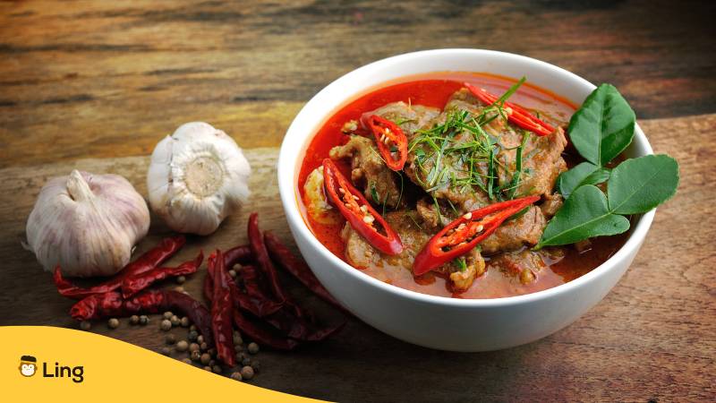 Panang Curry schön angerichtet mit getrockneten Chilis und Knoblauch.
Entdecke scharfes Thai Essen, 9 Gerichte, die du unbedingt probieren musst!
