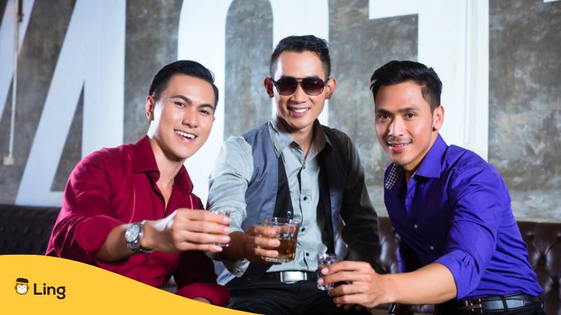 Thai-Freunde trinken zusammen Rum.
Entdecke die Trinkkultur in Thailand mit unserem einfachen, Nr. 1 Leitfaden!