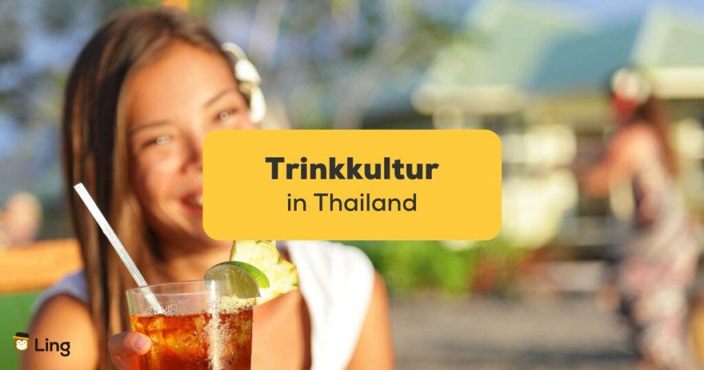 Junge attraktive Thai-Frau, lächelnd und mit Cocktail in der Hand. Entdecke die Trinkkultur in Thailand mit unserem einfachen, Nr. 1 Leitfaden!