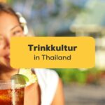Junge attraktive Thai-Frau, lächelnd und mit Cocktail in der Hand. Entdecke die Trinkkultur in Thailand mit unserem einfachen, Nr. 1 Leitfaden!
