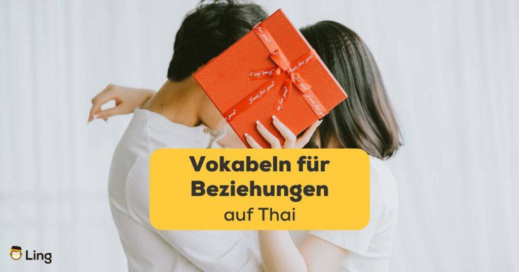 Freund schenkt seiner Thai-Freundin Geschenke zum Valentinstag. Lerne über 30 einfache Vokabeln für Beziehungen auf Thai, um deine Gefühle auszudrücken!