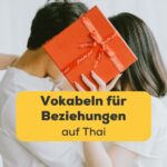 Freund schenkt seiner Thai-Freundin Geschenke zum Valentinstag. Lerne über 30 einfache Vokabeln für Beziehungen auf Thai, um deine Gefühle auszudrücken!
