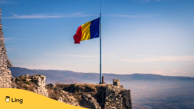 Die rumänische Flagge weht auf einem Gipfel. Entdecke faszinierende Alternative für 2024, da es kein Rumänisch bei Babbel gibt!