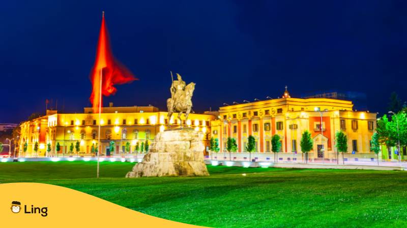 Skanderbeg-Platz in der Stadt Tirana, Albanien. Lerne über 7 interessante Fakten zur Geschichte der albanischen Sprache!
