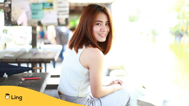 Attraktive thailändische Frau sitzt auf einer Bank und lächelt in die Kamera.
Lerne über 30 einfache Vokabeln für Beziehungen auf Thai, um deine Gefühle auszudrücken!
