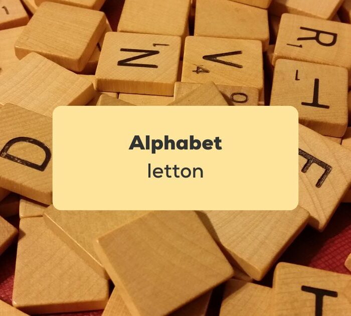 alphabet letton Alphabet gravé sur des morceaux de bois du jeu scrabble