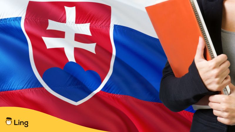 alphabet slovaque
Femme tenant un cahier rouge devant un drapeau de la Slovaquie