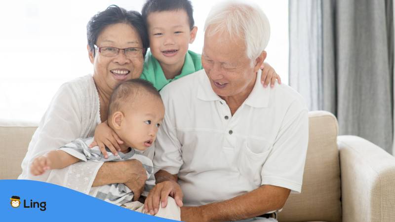 Thailändische Kinder Mit Ihren Großeltern, Die Ihnen Sprichworte Auf Thai Erzählen Und Ihre Lebensweisheiten Teilen