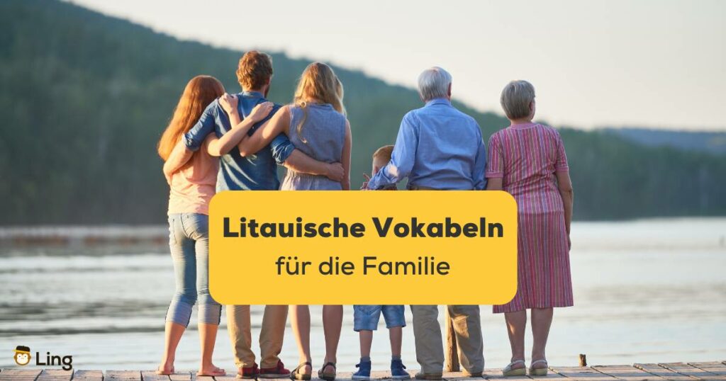 Blick auf litauische Familie von hinten. Familie steht auf einem Steg und blickt auf einen See. Lerne 28 unverzichtbare litauische Vokabeln für die Familie mit Ling!