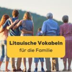Blick auf litauische Familie von hinten. Familie steht auf einem Steg und blickt auf einen See. Lerne 28 unverzichtbare litauische Vokabeln für die Familie mit Ling!