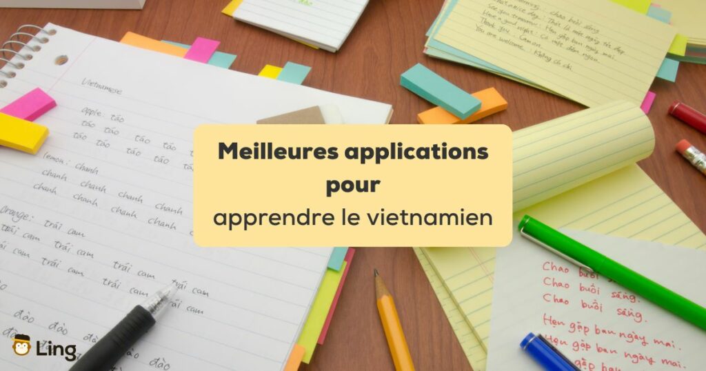 Applications pour apprendre le vietnamien cahiers d'apprentissage du vietnamien sur une table en bois entourés de stylos et de post-its