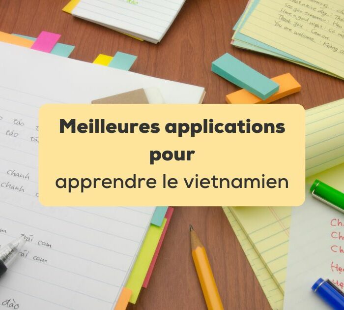 Applications pour apprendre le vietnamien cahiers d'apprentissage du vietnamien sur une table en bois entourés de stylos et de post-its