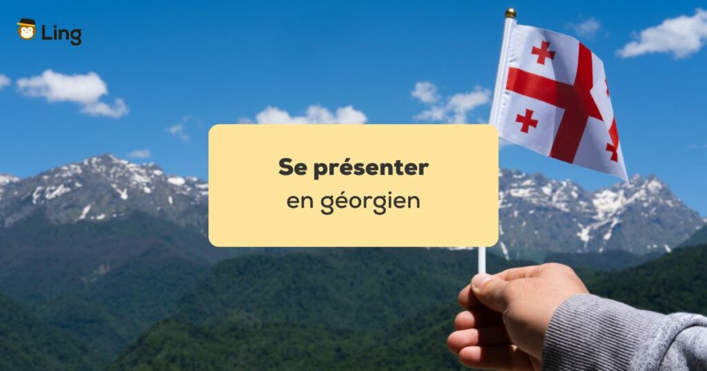 se présenter en géorgien Main tenant un drapeau de la Géorgie devant des montagnes