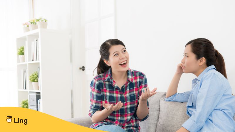 Two women sitting on a sofa talking - Chinese pronunciation Ling app 