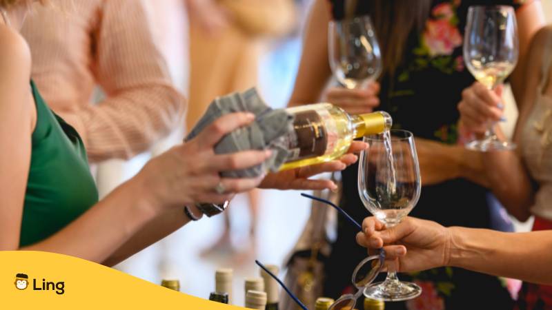 Weißweinverkostung auf dem Weinfest in Kroatien. Kroatische Trinkkultur mit Ling entdecken!