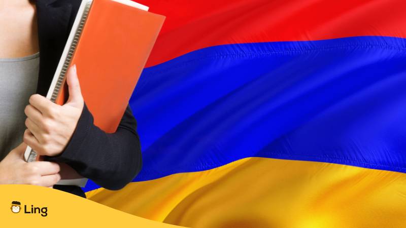 Junge Frau steht mit der armenischen Flagge im Hintergrund und hält Lernbücher. Armenischer Satzbau mit Ling entdecken!
