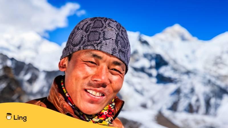 Porträt eines nepalesischen Sherpa, Berg Makalu im Hintergrund, Nepal.
Entdecke über 20 spannende Komplimente auf Nepali mit Ling!
