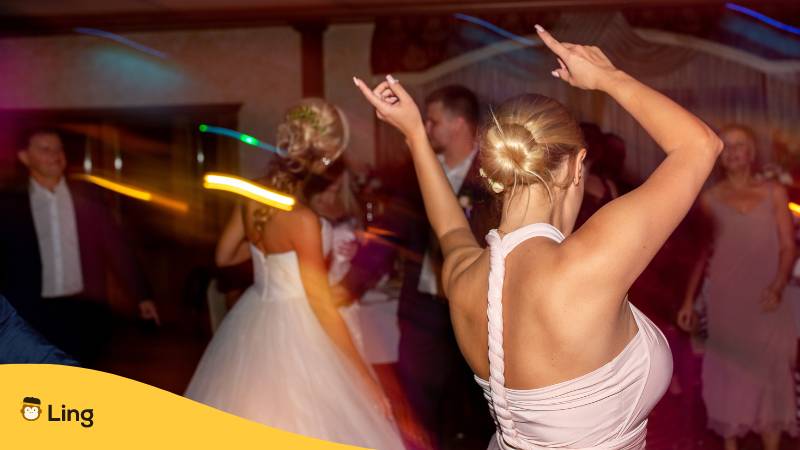 Hochzeitsfeier. Gäste und Brautjungfern haben Spaß und tanzen auf dem Hochzeitsbankett. Entdecke 10 Erstaunliche kroatische Hochzeitstraditionen mit Ling!
