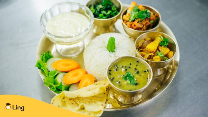 Dal Bhat. Lerne Vokabeln über Essen auf Nepali mit Ling!

