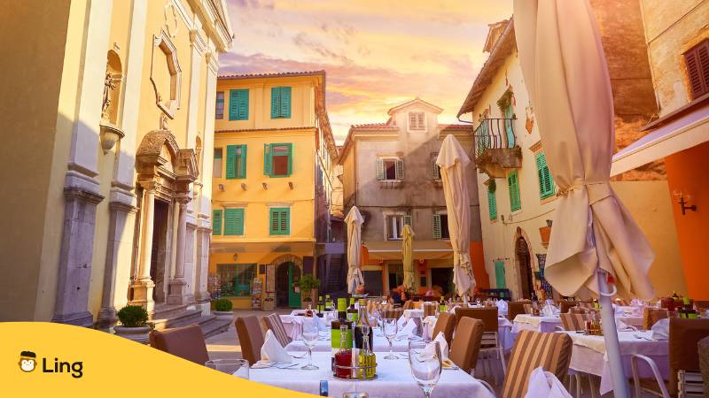 Lovran, Kroatien. Zentraler Bereich der Altstadt Restaurants. Die besten Tipps & Tricks für Essen bestellen auf Kroatisch.