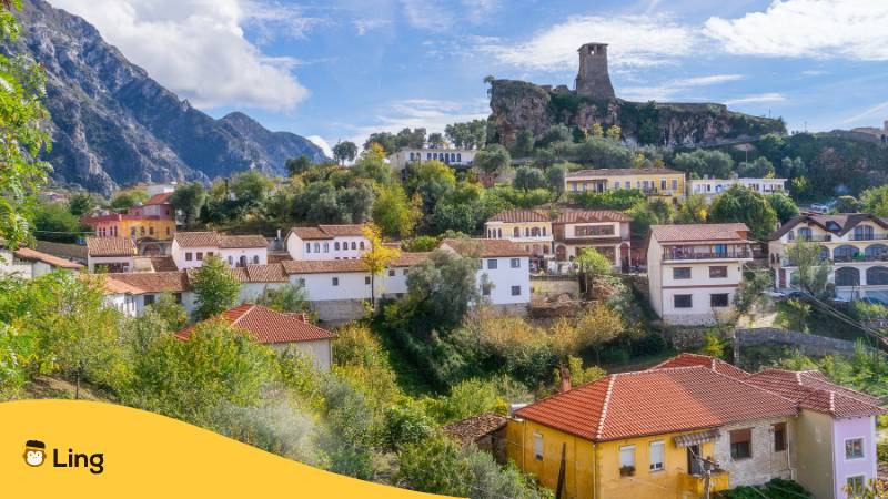 Die Schöne Stadt Kruje In Albanien. Entdecke Über 5 Möglichkeiten, Mit Ling, Schön Auf Albanisch Zu Sagen.