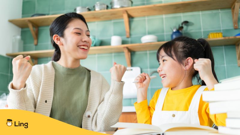 Mutter hilft ihrem Kind bei ihren Koreanisch Hausaufgaben. Mit Ling koreanisch schreiben lernen.