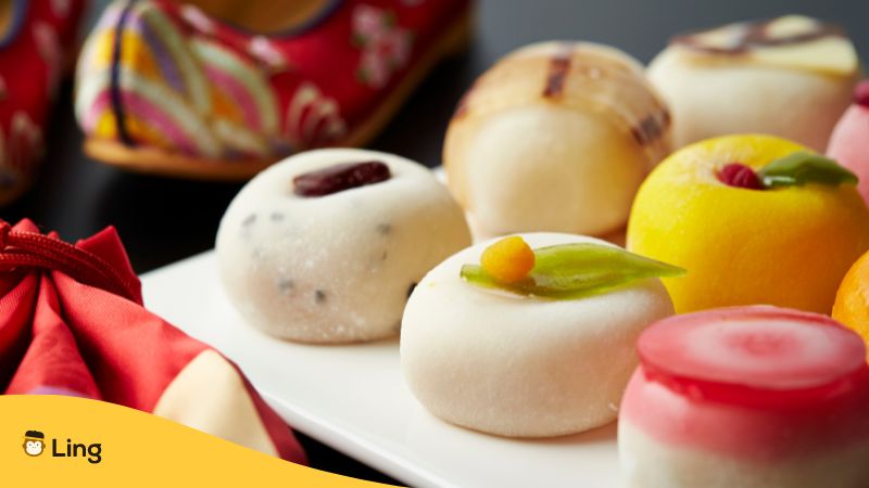 Eine Auswahl an traditionellen koreanischen Süßigkeiten für besondere Anlässe gedeckt.
