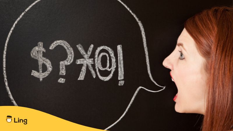 Frau sagt koreanische Schimpfwörter, die in einer Sprachblase mit Zeichen dargestellt werden, um nicht direkt zu sein.