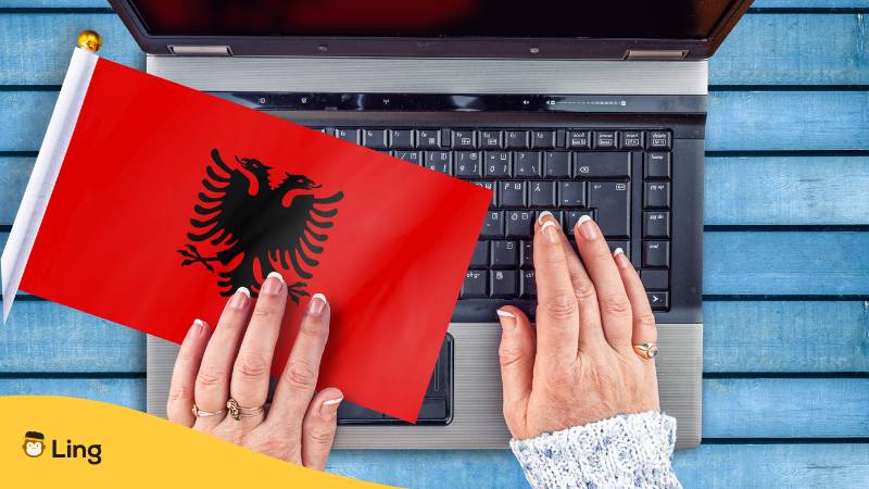 Flagge von Albanien auf dem Computer. Meistere die albanische Schrift mit Ling!
