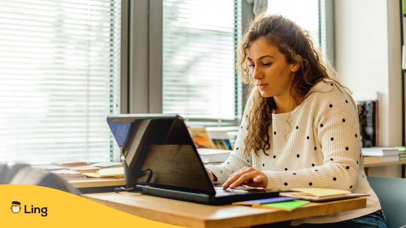 Studentin Lernt Online Die Albanische Sprache. Entdecke Über 5 Möglichkeiten Mit Ling, Schön Auf Albanisch Zu Sagen.