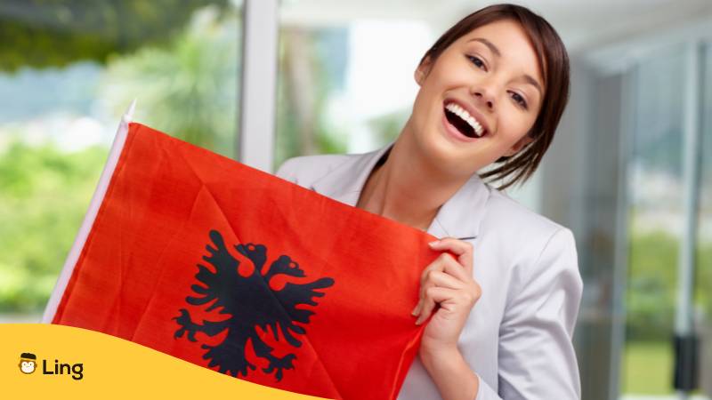 Schöne junge Frau mit albanischer Flagge. Lerne 3 faszinierende Wege um,
wie geht es dir auf Albanisch zu sagen.