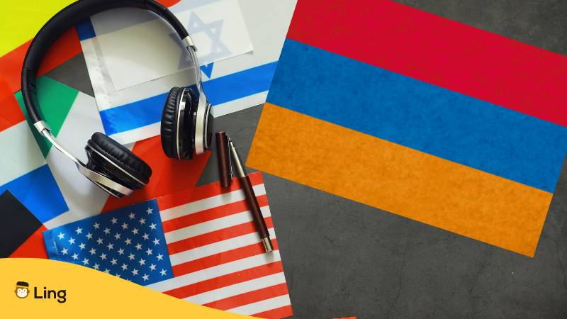 Kopfhörer, Stifte und verschiedene Länderflaggen liegen auf einem Tisch.
Lerne mit der besten Anleitung Konjunktionen auf Armenisch!
