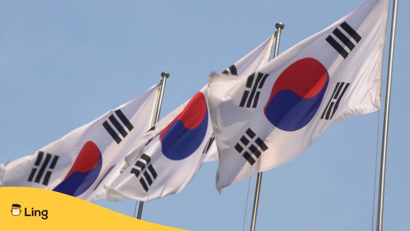 Drei südkoreanische Flaggen. Lerne mehr über die südkoreanische Wirtschaft mit Ling!