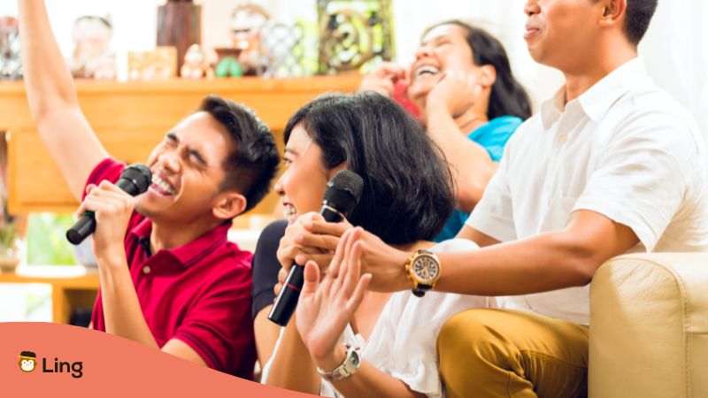 Tagalog music words - A photo of a Filipino family singing inside their home.