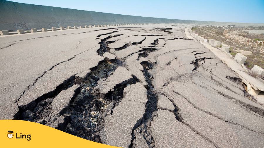 Rissige Straße nach Erdbeben. Lerne 9 einfache Vokabeln zu Katastrophen auf Armenisch