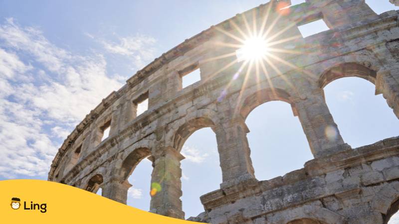 Antike römische Amphitheater, Arena Ruinen in Pula, Kroatien. Entdecke die Geschichte der kroatischen Sprache und ihre 5 beeindruckenden Epochen!
