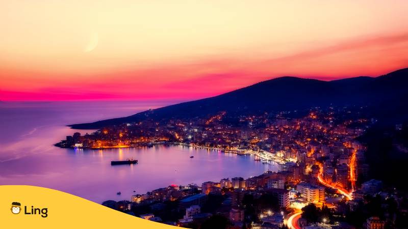 Sarande Stadt Bei Nacht, Albanien. Entdecke Über 5 Möglichkeiten Mit Ling, Schön Auf Albanisch Zu Sagen.