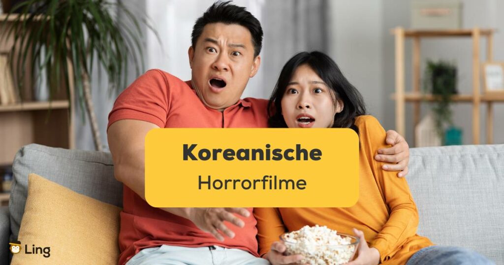 Begeisterte koreanische Mann und Frau schauen einen gruseligen Film zu Hause. Entdecke 5 koreanische Horrorfilme, die dir eine Gänsehaut bescheren werden.