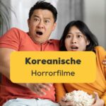Begeisterte koreanische Mann und Frau schauen einen gruseligen Film zu Hause. Entdecke 5 koreanische Horrorfilme, die dir eine Gänsehaut bescheren werden.