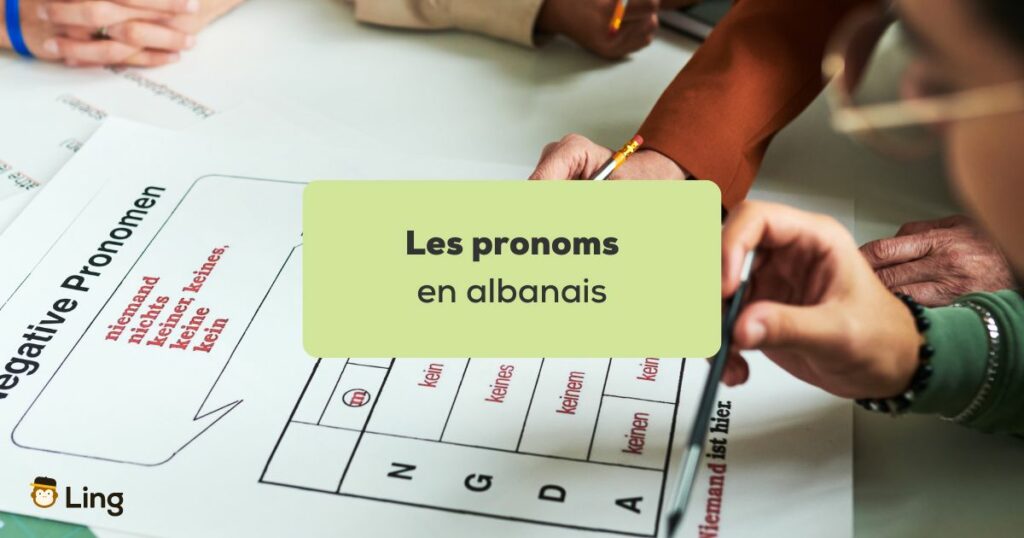 pronoms en albanais groupe de personnes apprenant des pronoms écrits sur une feuille blanche