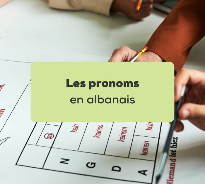 pronoms en albanais groupe de personnes apprenant des pronoms écrits sur une feuille blanche